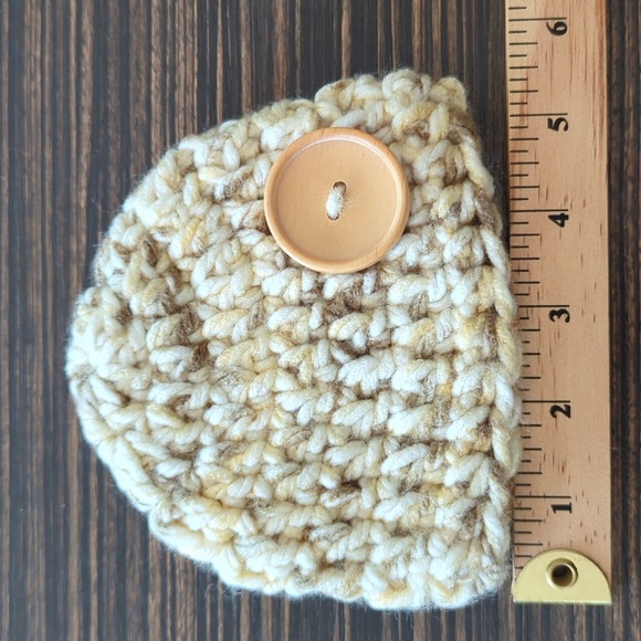 Newborn knitted hat - perfect for photoshoots - Picture 4 of 5